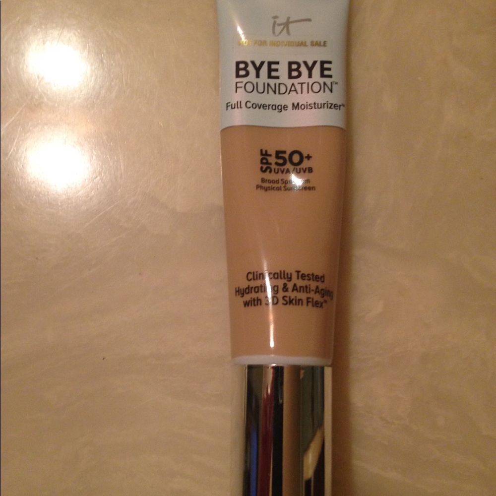 It Cosmetics Bye Bye Foundation. Light